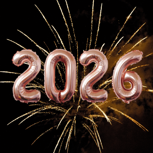 Roségoldene 2026-Zahlenballons vor einem goldenen Feuerwerk am Nachthimmel.