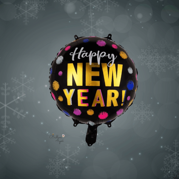 Ein schwarzer runder Folienballon mit bunten Farbpunkten und der Aufschrift „Happy New Year!“ in goldener und weißer Schrift.
