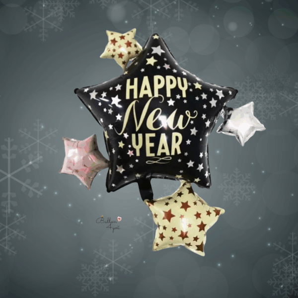 Ein schwarzer Stern-Folienballon mit der goldenen Aufschrift „Happy New Year“ mit zusätzlichen mehreren kleineren Sternballons in Gold, Silber, Pink und Cremefarben.